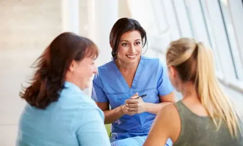 MSN注册护士与快乐的病人微笑